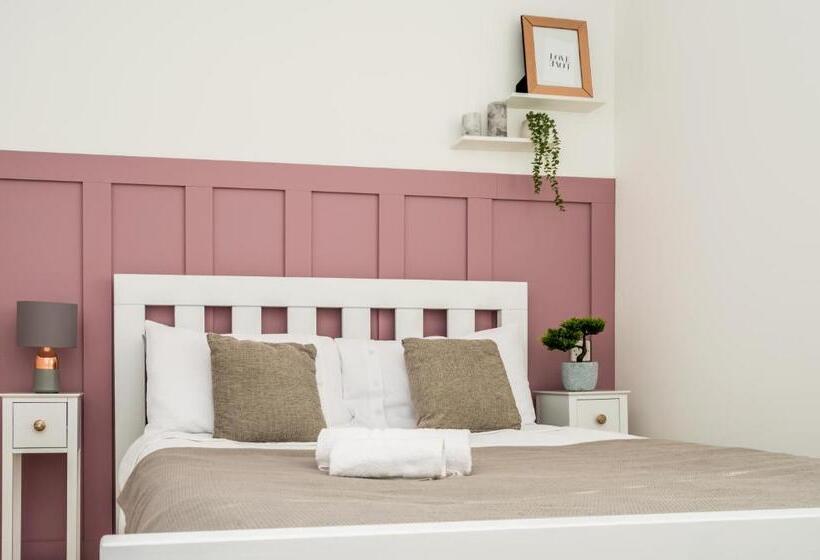 Cosy Contractor House & Garden & Free Parking