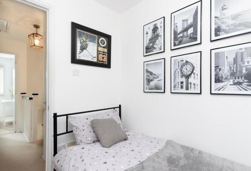 Cosy Contractor House & Garden & Free Parking