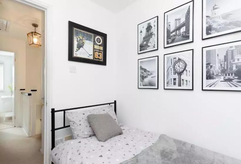 Cosy Contractor House & Garden & Free Parking