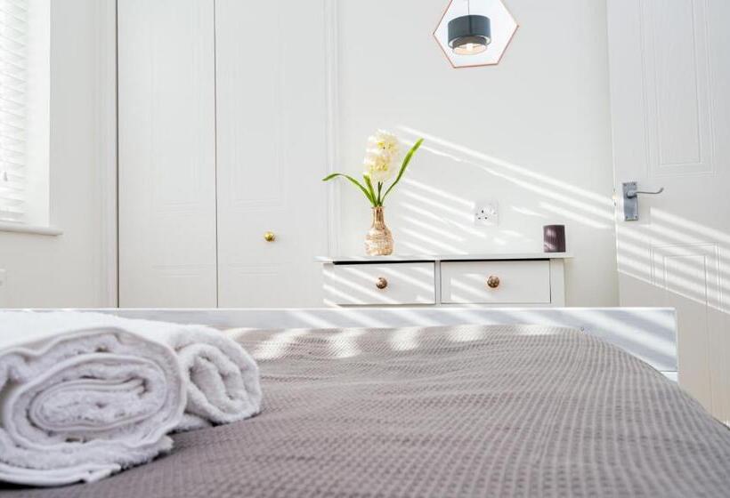 Cosy Contractor House & Garden & Free Parking