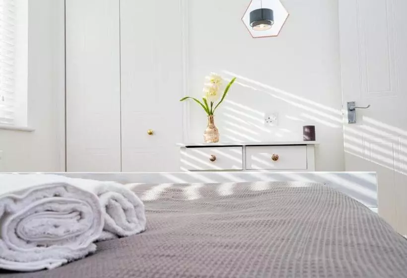 Cosy Contractor House & Garden & Free Parking