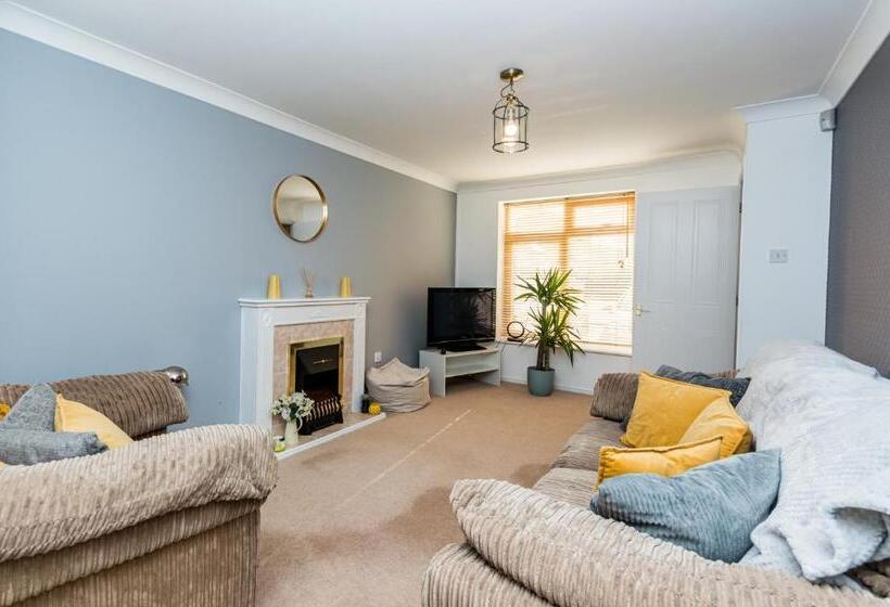 Cosy Contractor House & Garden & Free Parking