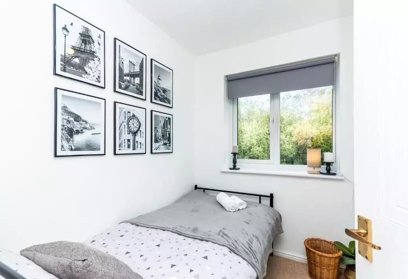 Cosy Contractor House & Garden & Free Parking