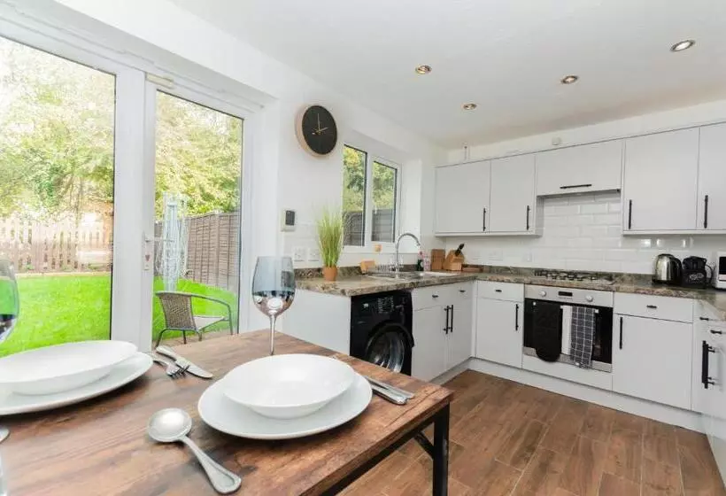 Cosy Contractor House & Garden & Free Parking