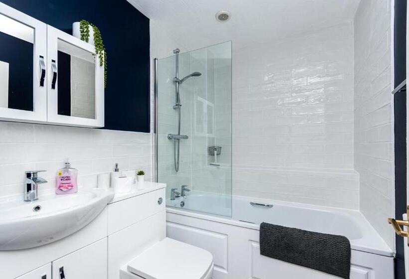 Cosy Contractor House & Garden & Free Parking