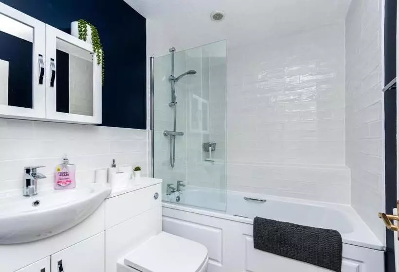 Cosy Contractor House & Garden & Free Parking