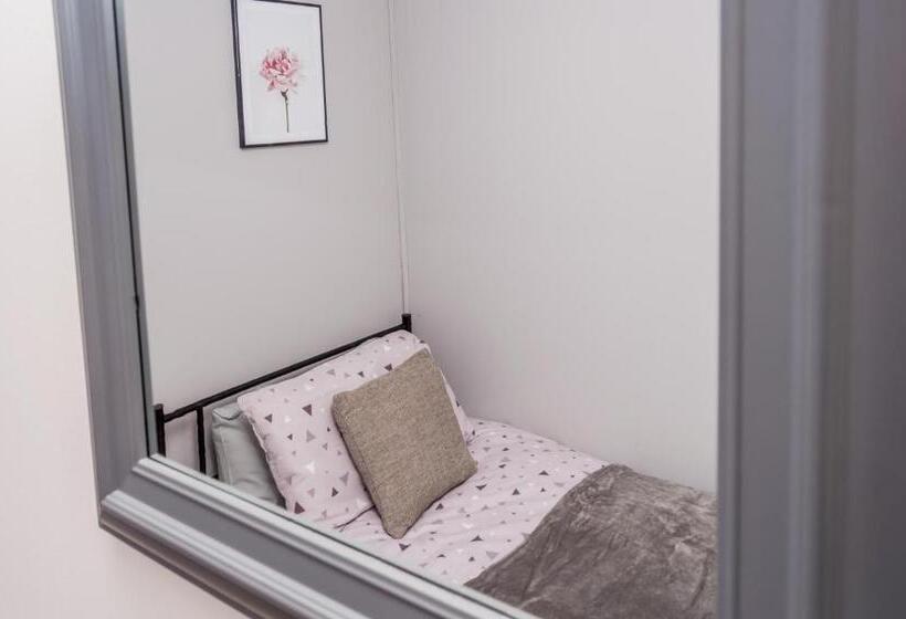 Cosy Contractor House & Garden & Free Parking