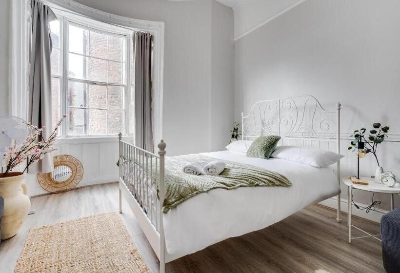 Rodney Street Townhouse & Apartments, Central & Stylish