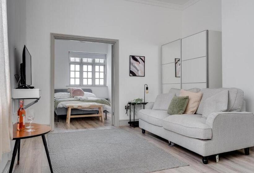 Rodney Street Townhouse & Apartments, Central & Stylish