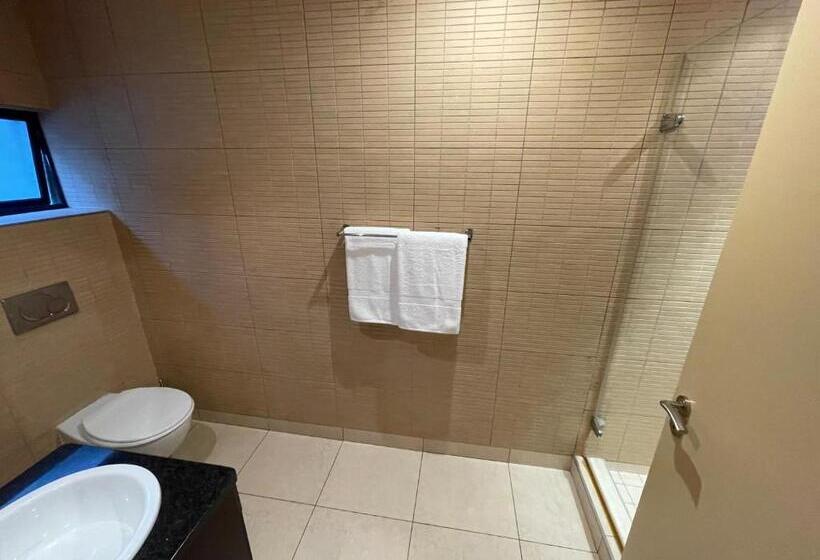 Umdloti On The Beach! Private & Central. Sleeps 8