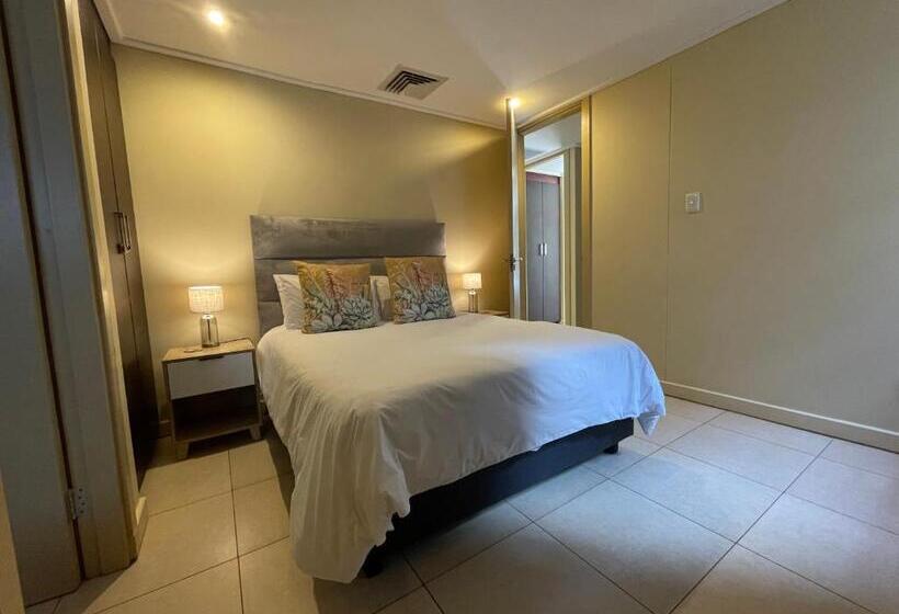 Umdloti On The Beach! Private & Central. Sleeps 8