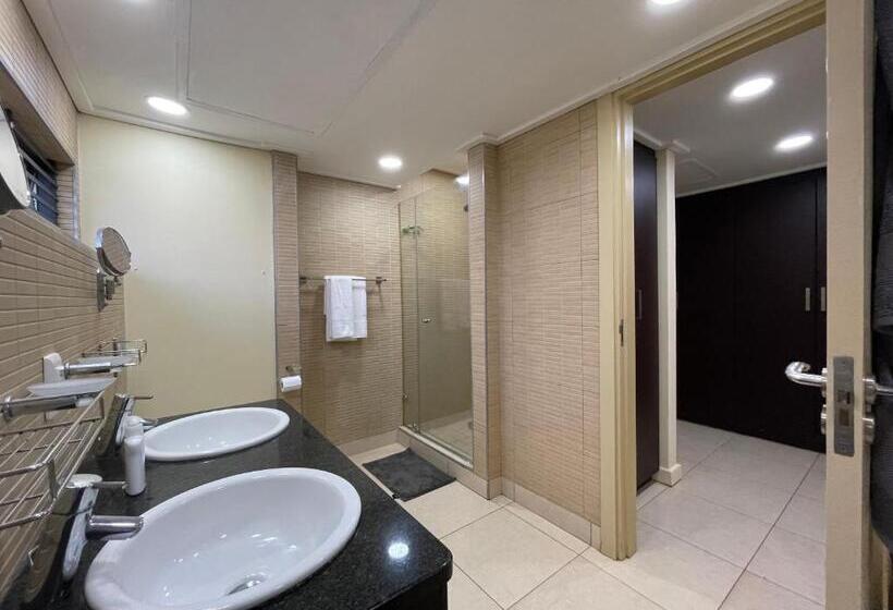 Umdloti On The Beach! Private & Central. Sleeps 8