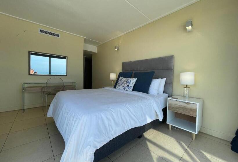 Umdloti On The Beach! Private & Central. Sleeps 8