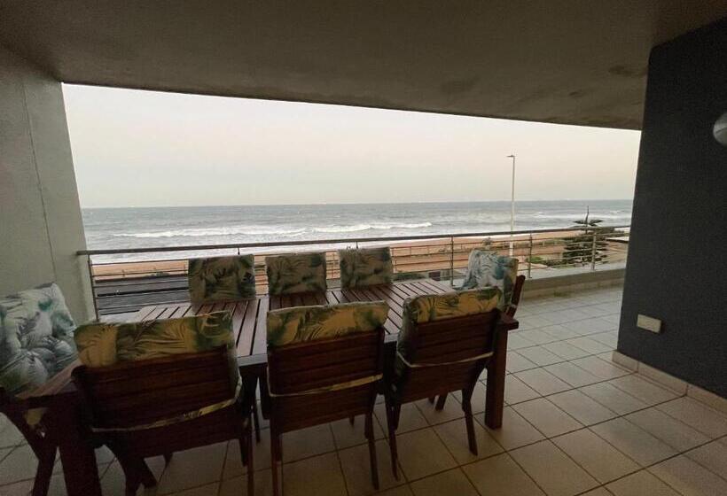 Umdloti On The Beach! Private & Central. Sleeps 8