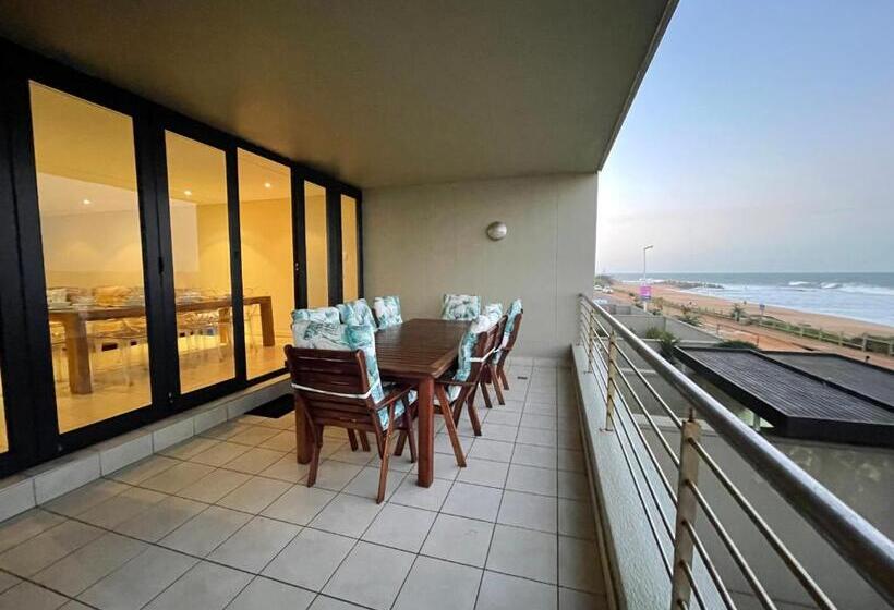 Umdloti On The Beach! Private & Central. Sleeps 8
