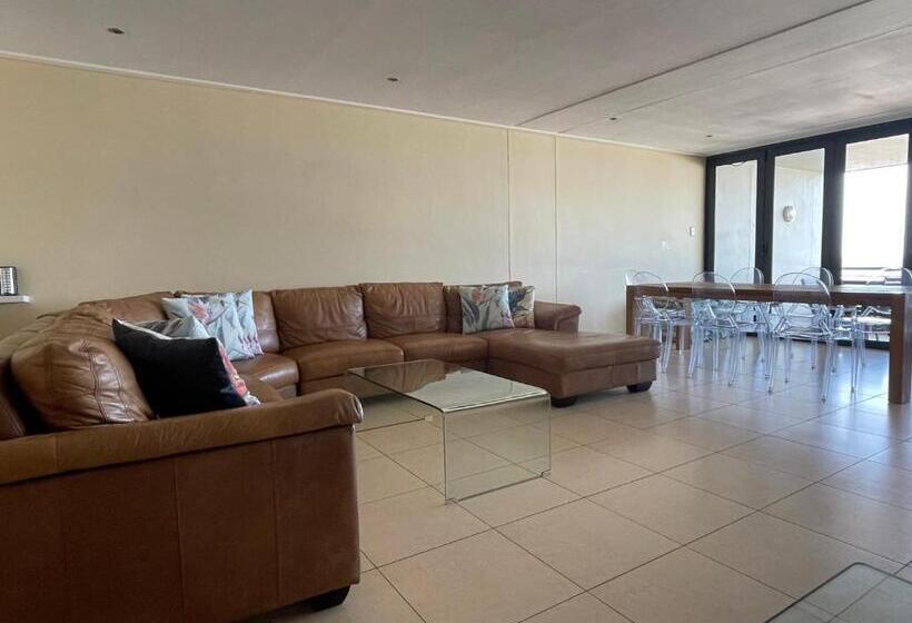 Umdloti On The Beach! Private & Central. Sleeps 8