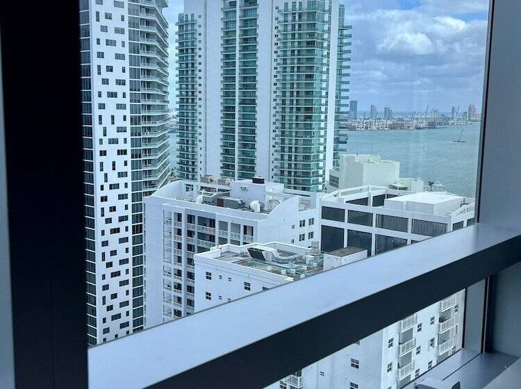 At 34th Floor! Condo W Views From The Heights 4s