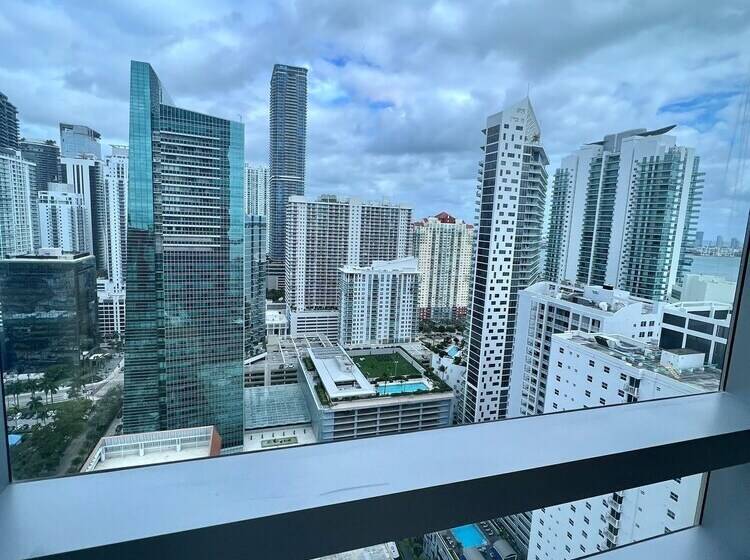 At 34th Floor! Condo W Views From The Heights 4s