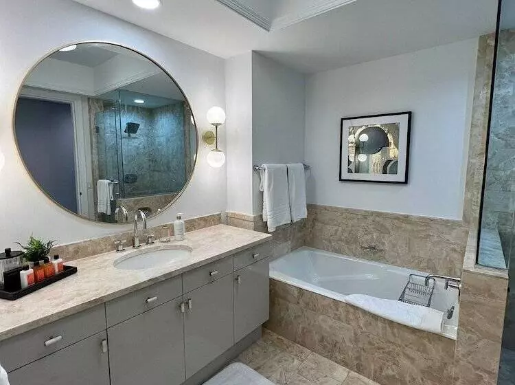 At 34th Floor! Condo W Views From The Heights 4s