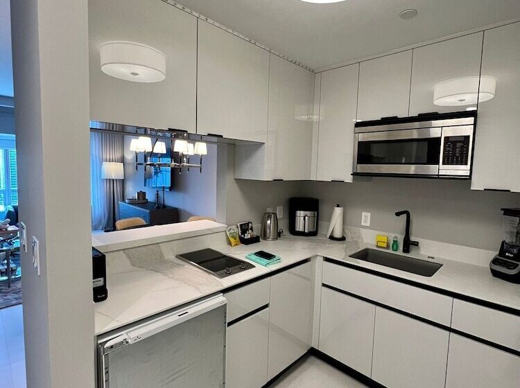 At 34th Floor! Condo W Views From The Heights 4s