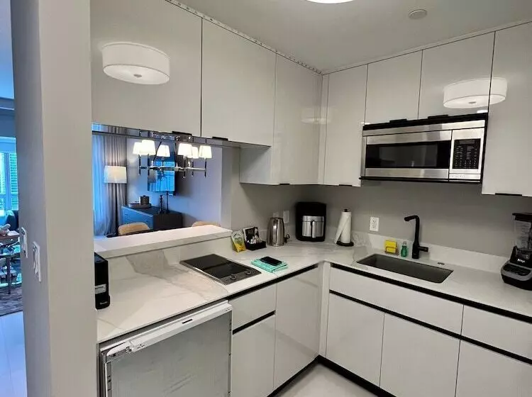 At 34th Floor! Condo W Views From The Heights 4s