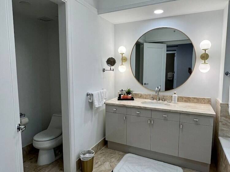 At 34th Floor! Condo W Views From The Heights 4s