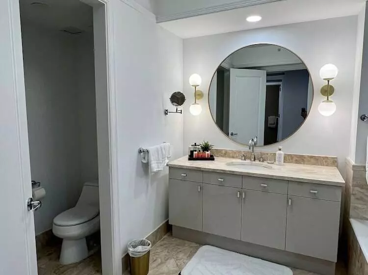 At 34th Floor! Condo W Views From The Heights 4s