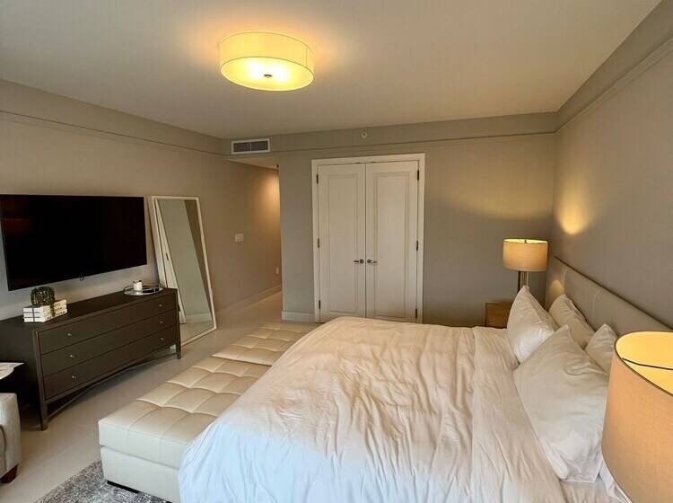 At 34th Floor! Condo W Views From The Heights 4s