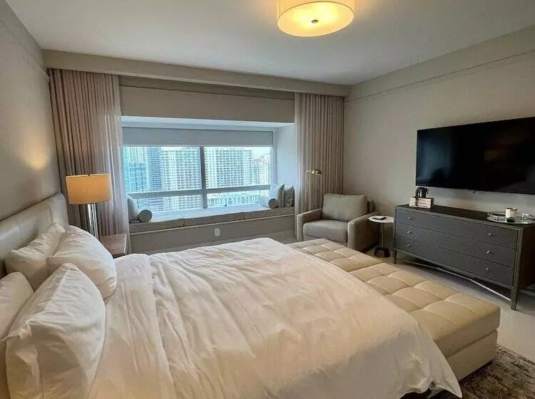 At 34th Floor! Condo W Views From The Heights 4s