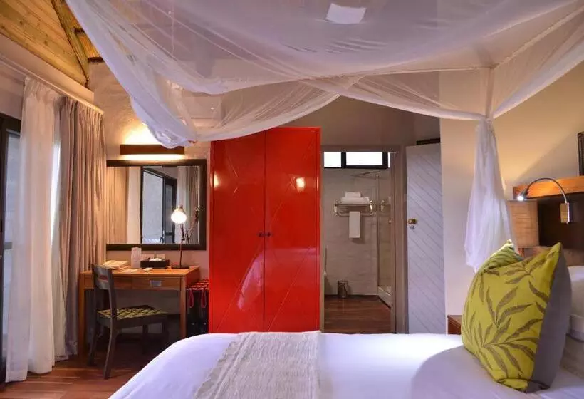 هتل Victoria Falls Safari Suites