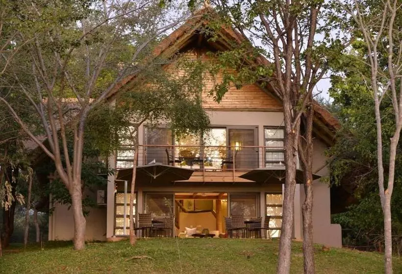 هتل Victoria Falls Safari Suites