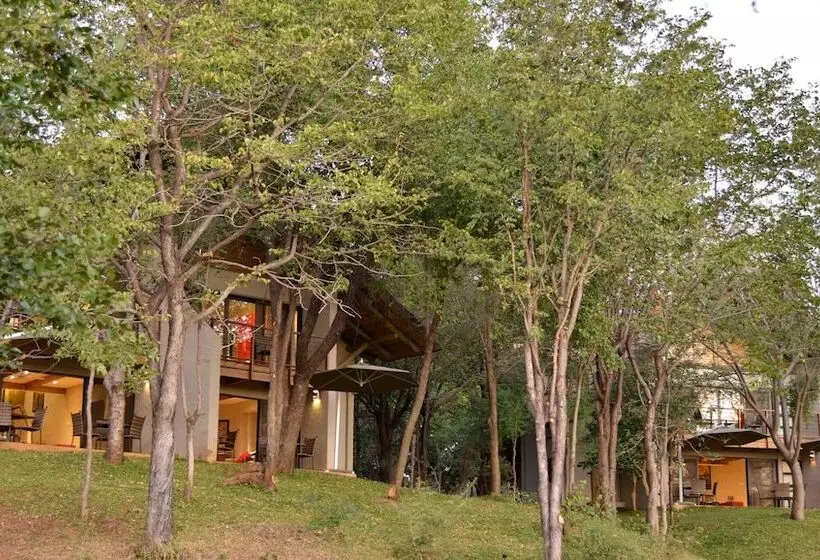 هتل Victoria Falls Safari Suites