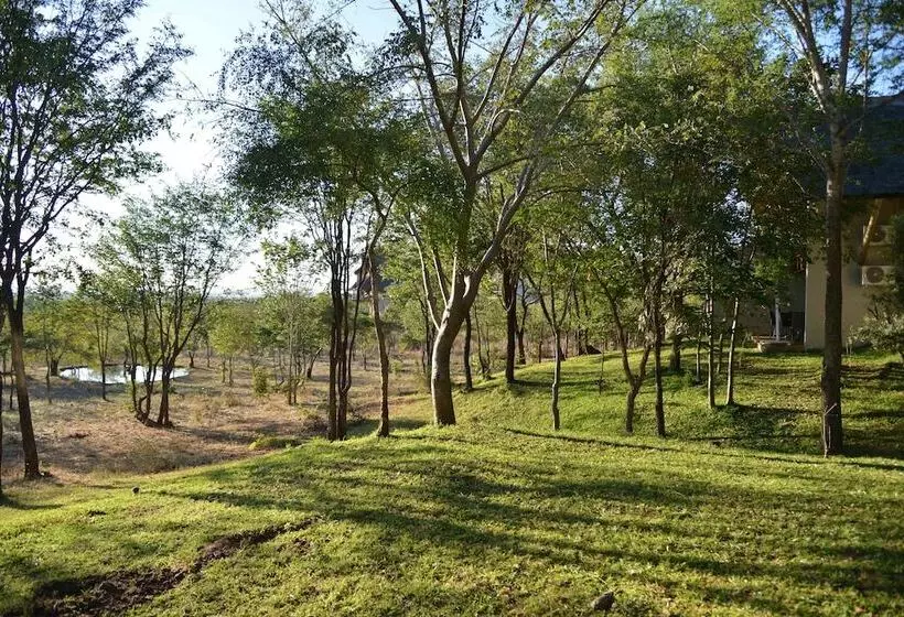 هتل Victoria Falls Safari Suites