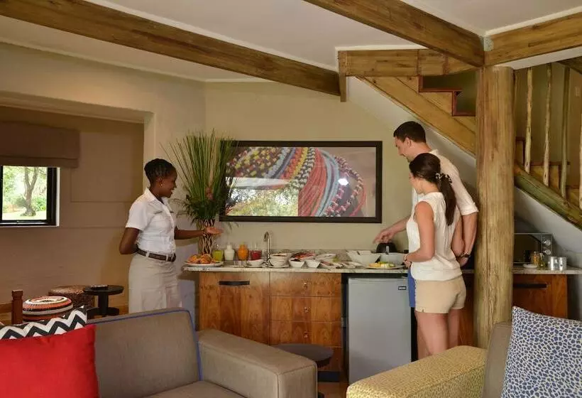 هتل Victoria Falls Safari Suites