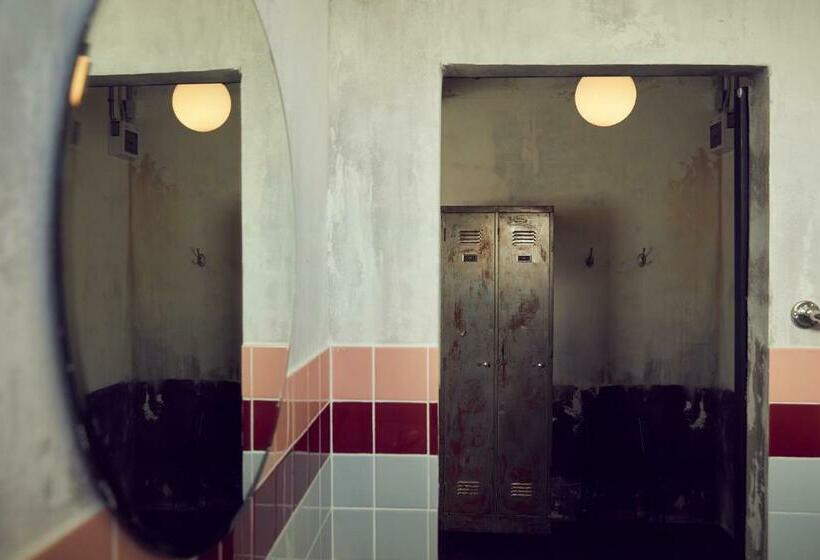 تختخواب و صبحانه The Mustang Nero