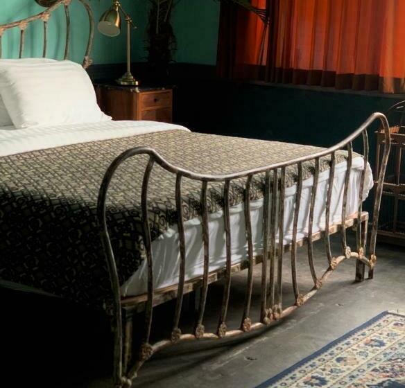 تختخواب و صبحانه The Mustang Nero