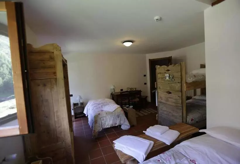 ホテル Rifugio Al Lago Del Mortirolo In Inverno Raggiungibile Solo A Piedi