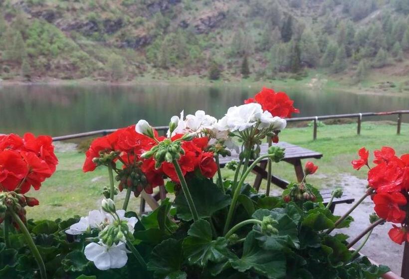 호텔 Rifugio Al Lago Del Mortirolo In Inverno Raggiungibile Solo A Piedi