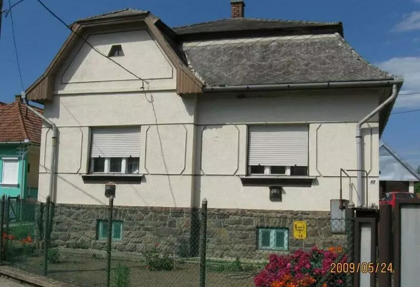 ペンション Muskátlis Vendégház