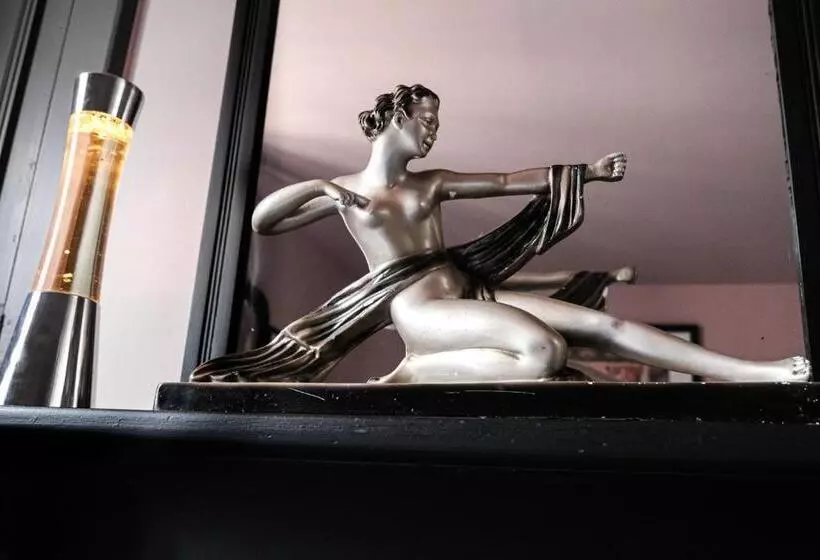 تختخواب و صبحانه La Femme D à Côté