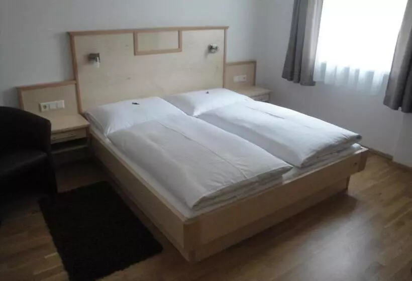 ベッドアンドブレックファースト Pension Dorfplatzl