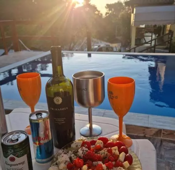 Hostel Yellow House Mg