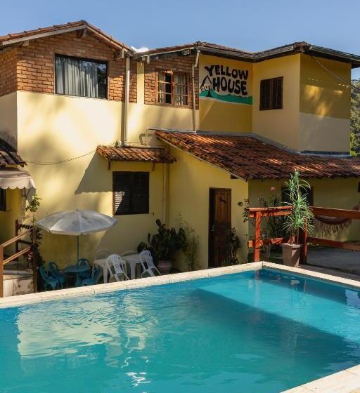 Hostel Yellow House Mg