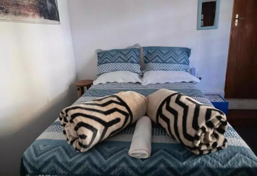 Hostel Yellow House Mg