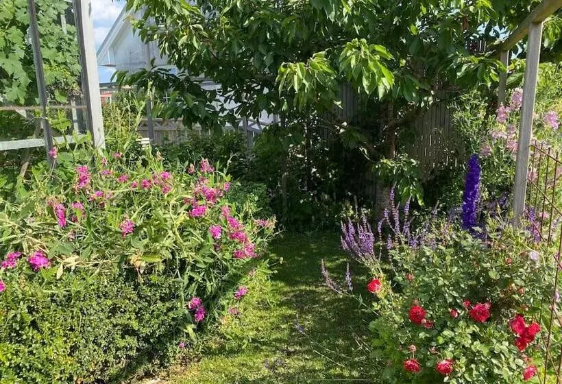 Nyhamnsläge Med Sundsutsikt Och Nära Till Strand