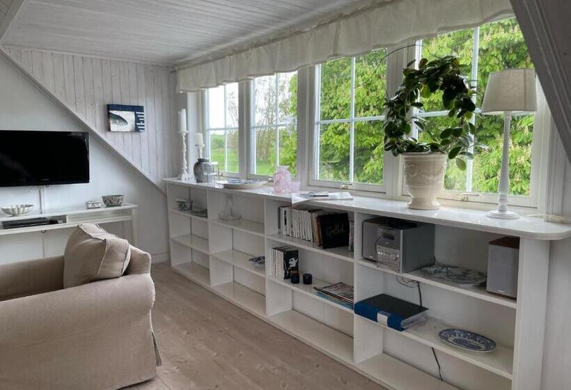 Nyhamnsläge Med Sundsutsikt Och Nära Till Strand