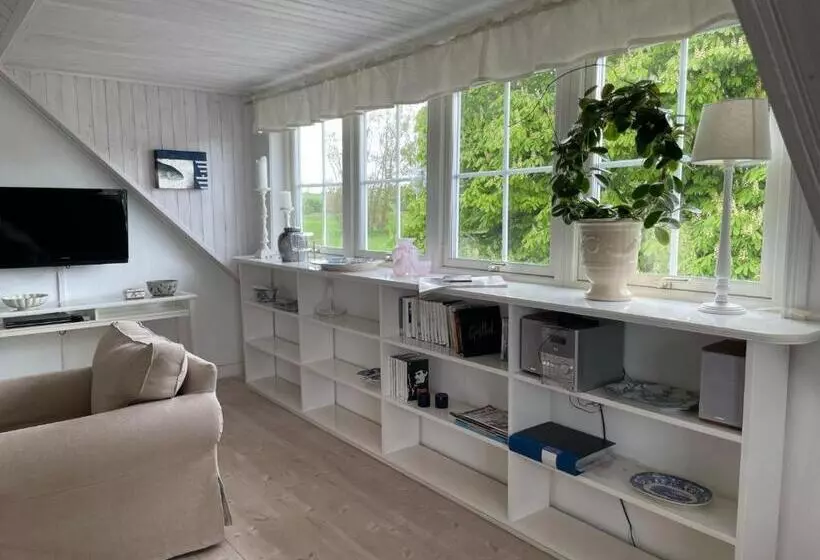 Nyhamnsläge Med Sundsutsikt Och Nära Till Strand