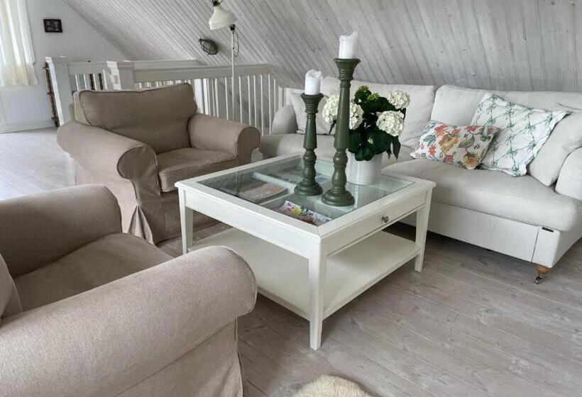 Nyhamnsläge Med Sundsutsikt Och Nära Till Strand