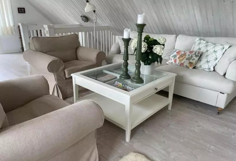 Nyhamnsläge Med Sundsutsikt Och Nära Till Strand