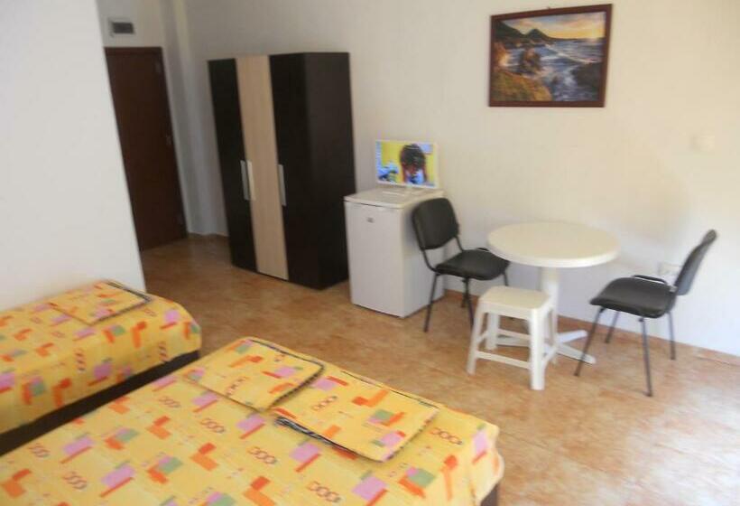 פנסיון Aхтополис   подсигурено безплатно паркиране